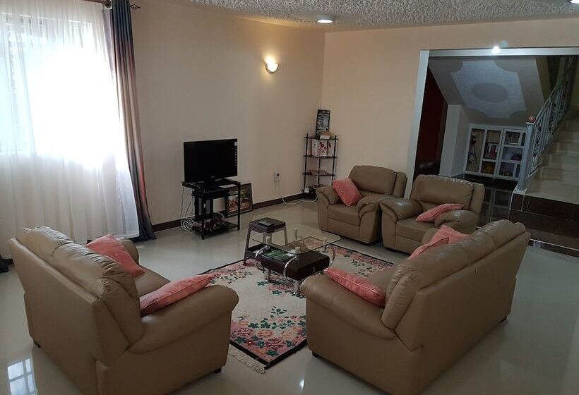 Maggys Airport Guest House   Hostel