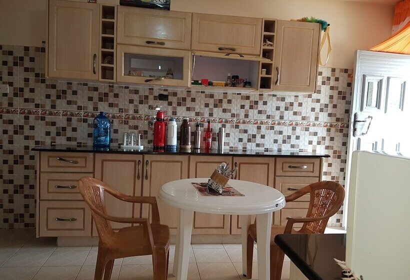 Maggys Airport Guest House   Hostel