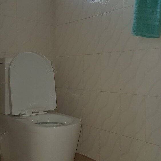 Maggys Airport Guest House   Hostel