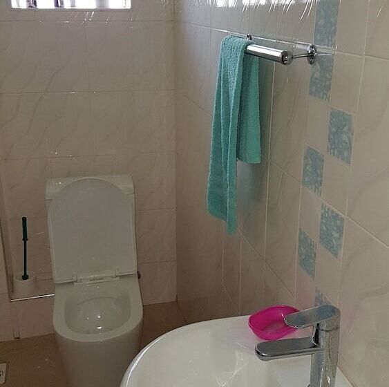 Maggys Airport Guest House   Hostel