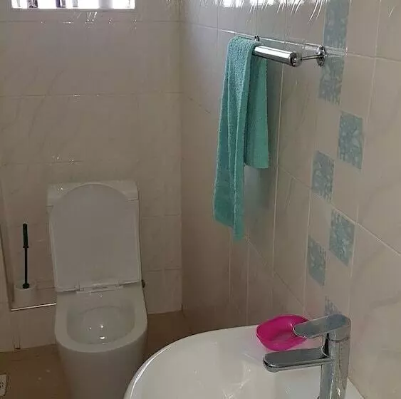 Maggys Airport Guest House   Hostel