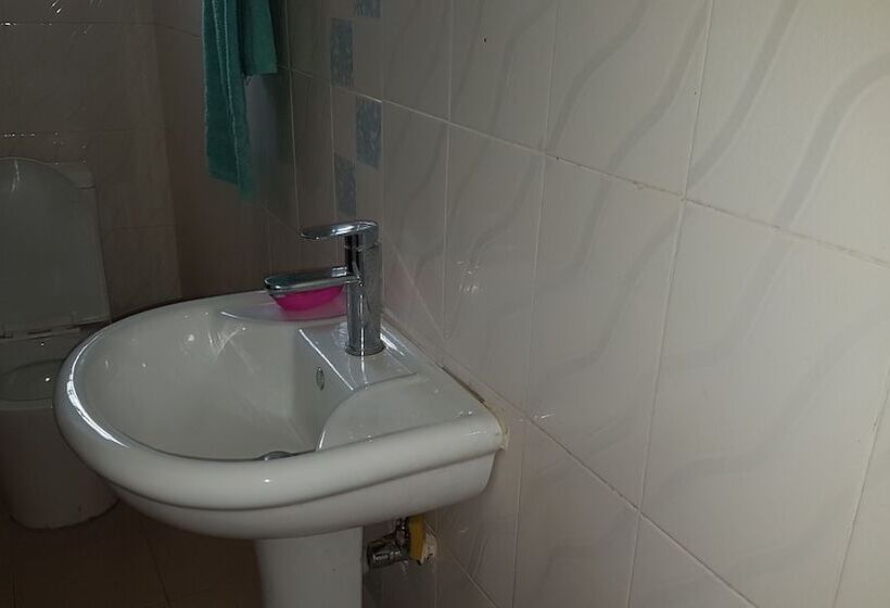 Maggys Airport Guest House   Hostel