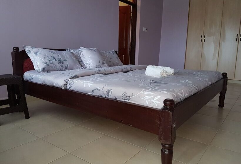 Maggys Airport Guest House   Hostel