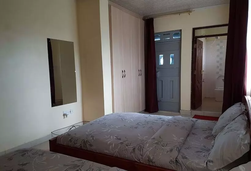 Maggys Airport Guest House   Hostel