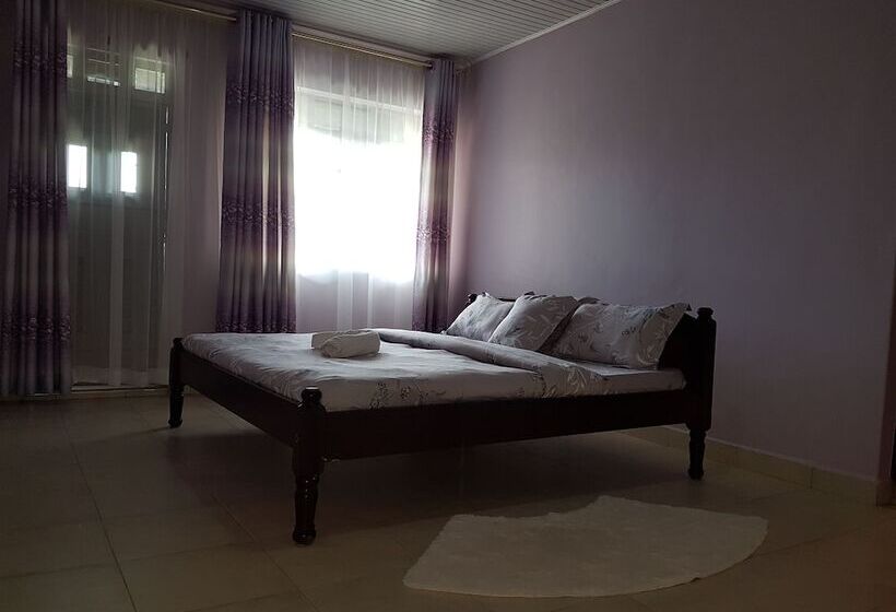 Maggys Airport Guest House   Hostel