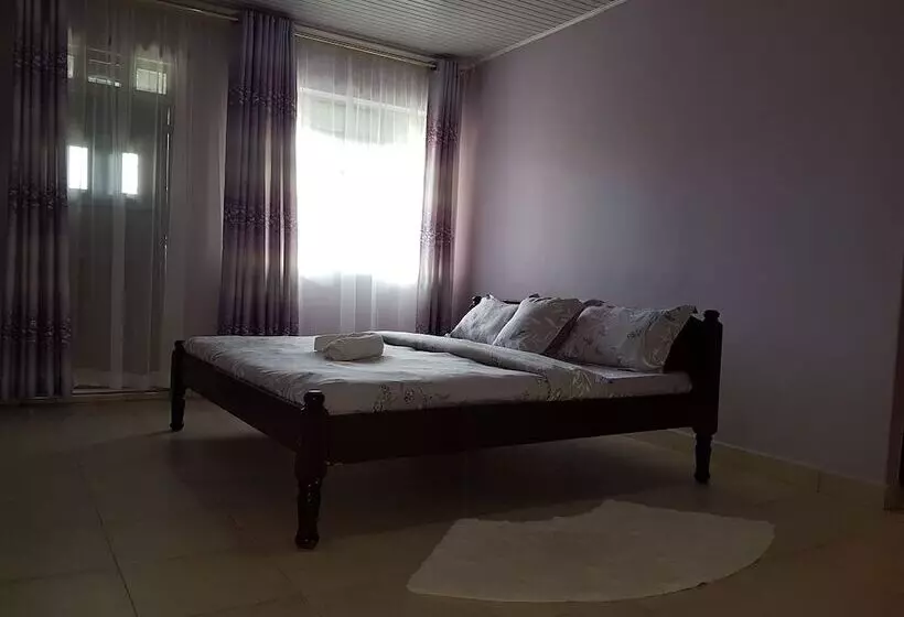 Maggys Airport Guest House   Hostel