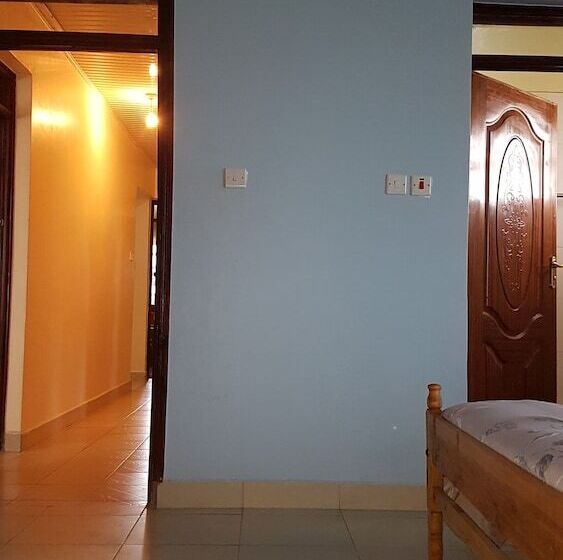 Maggys Airport Guest House   Hostel