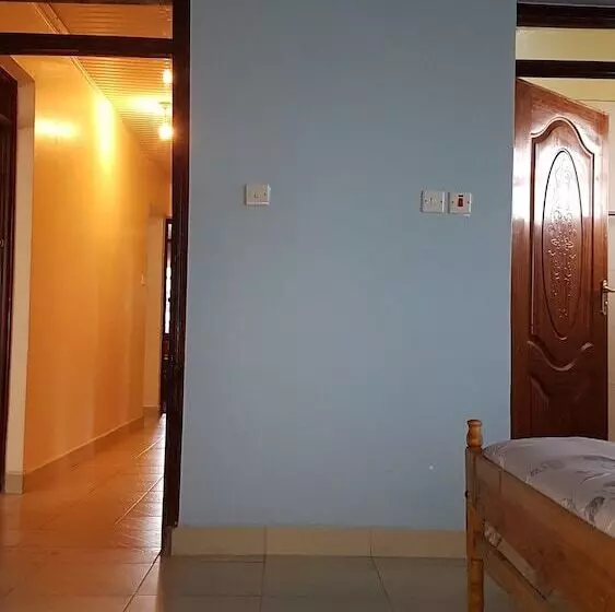 Maggys Airport Guest House   Hostel