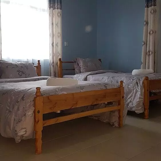 Maggys Airport Guest House   Hostel