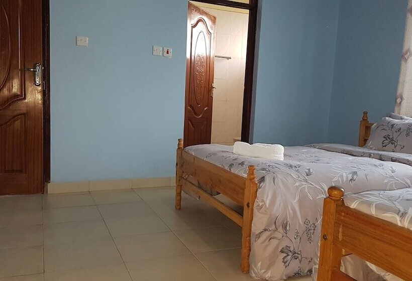 Maggys Airport Guest House   Hostel