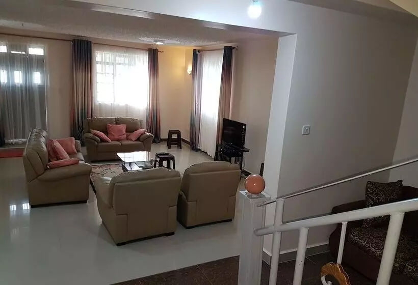 Maggys Airport Guest House   Hostel