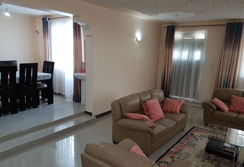 Maggys Airport Guest House   Hostel