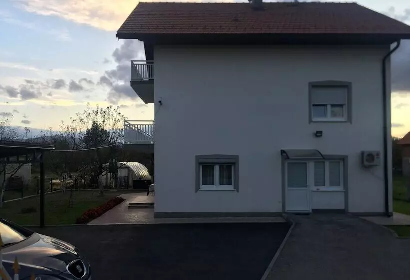 پانسیون Apartmani Denis