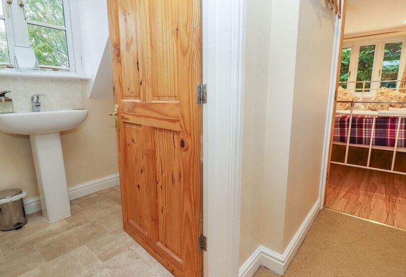 The Cottage At Barrow Mead