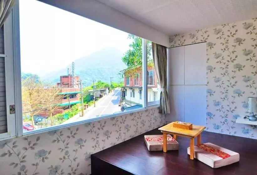 هتل Courier Station