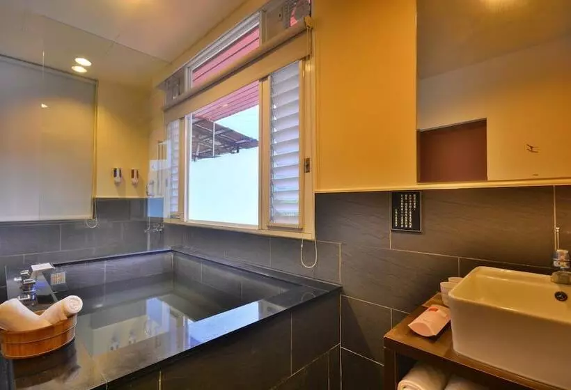 هتل Courier Station