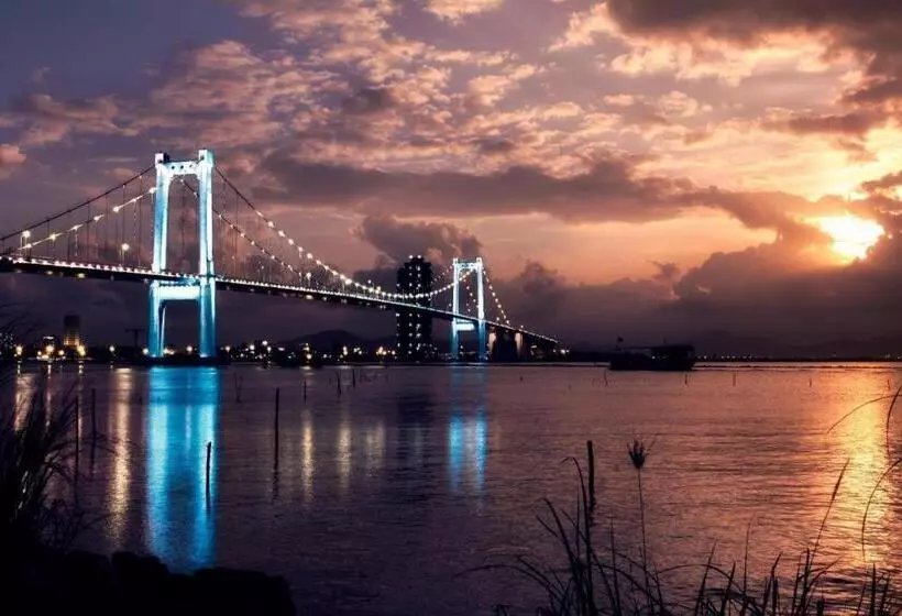 Moonlight Hotel Suites & Spa Vip High Floor, The Best View In The City Center, Dragon Bridge View