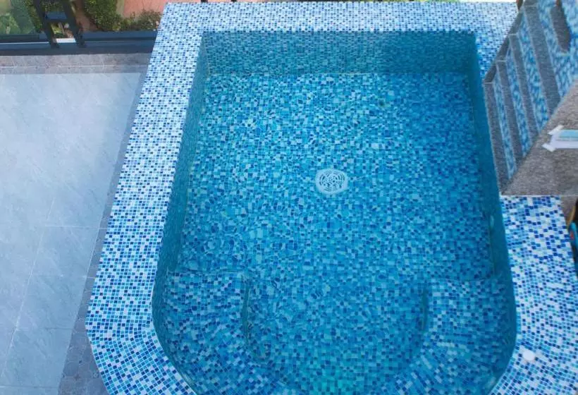 Phi Phi Nice Beach Hotel Hip