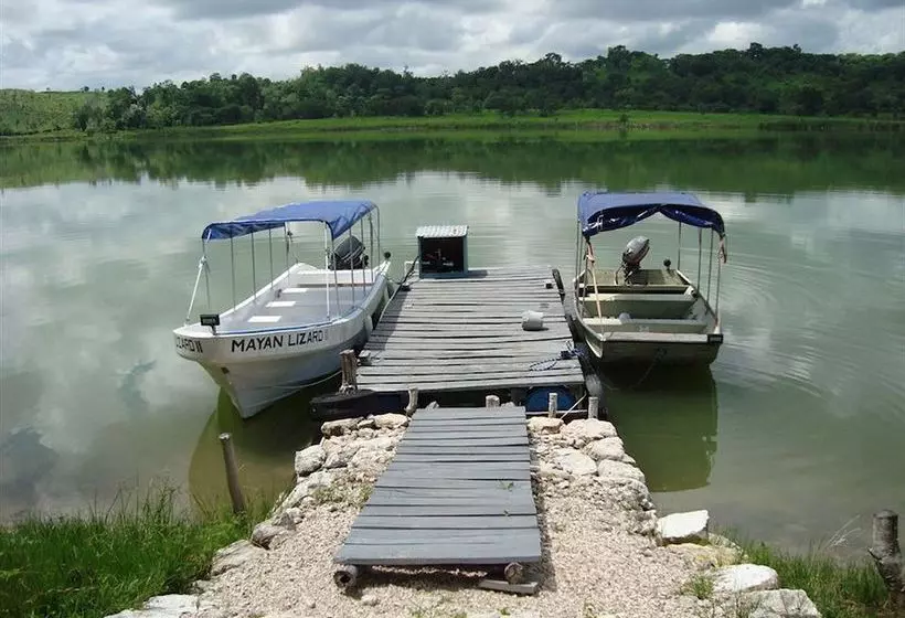 استراحتگاه Maya Zacpetén Jungle Lodge