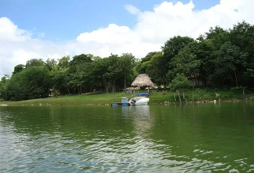 استراحتگاه Maya Zacpetén Jungle Lodge