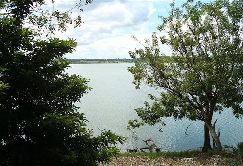استراحتگاه Maya Zacpetén Jungle Lodge