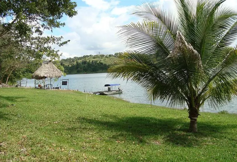 استراحتگاه Maya Zacpetén Jungle Lodge