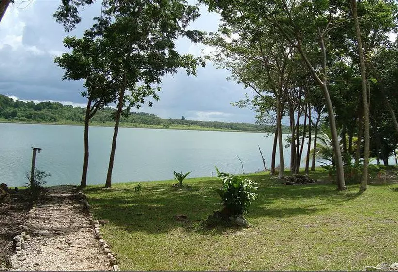 استراحتگاه Maya Zacpetén Jungle Lodge