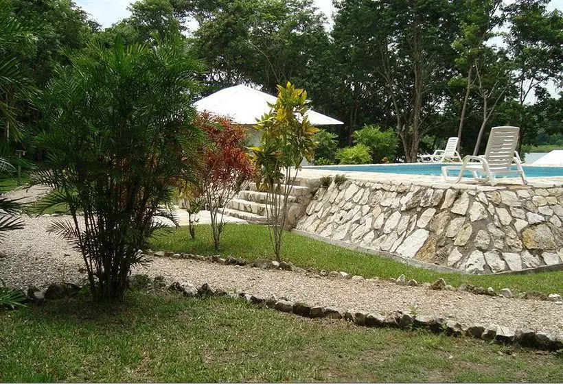 استراحتگاه Maya Zacpetén Jungle Lodge