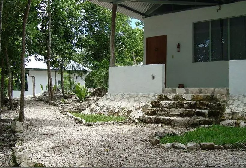 استراحتگاه Maya Zacpetén Jungle Lodge