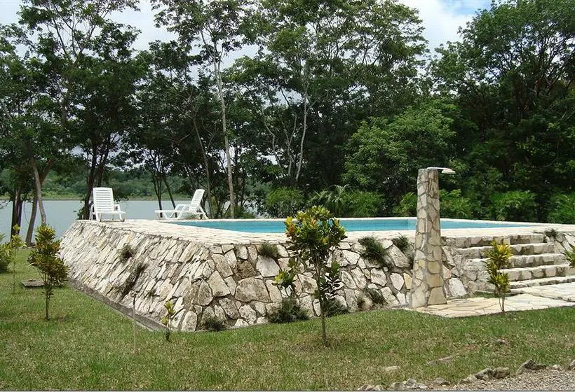 استراحتگاه Maya Zacpetén Jungle Lodge