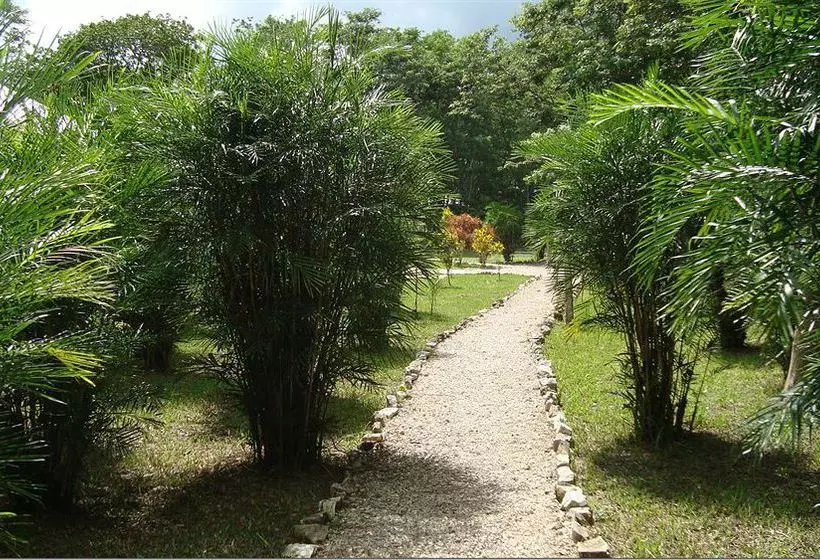 استراحتگاه Maya Zacpetén Jungle Lodge
