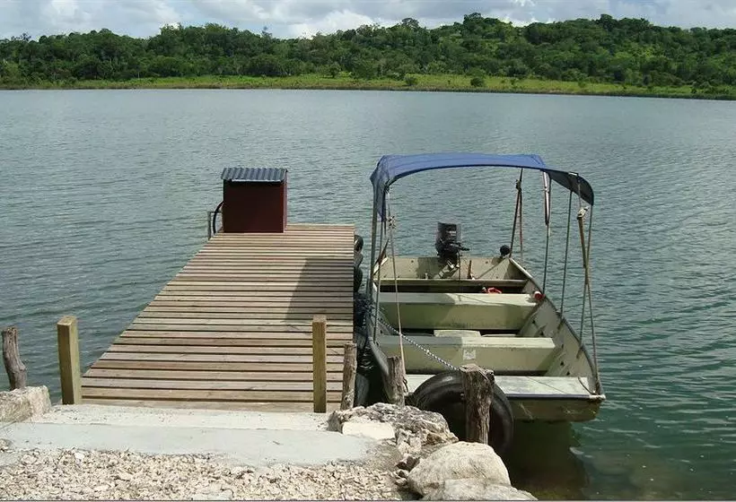 استراحتگاه Maya Zacpetén Jungle Lodge