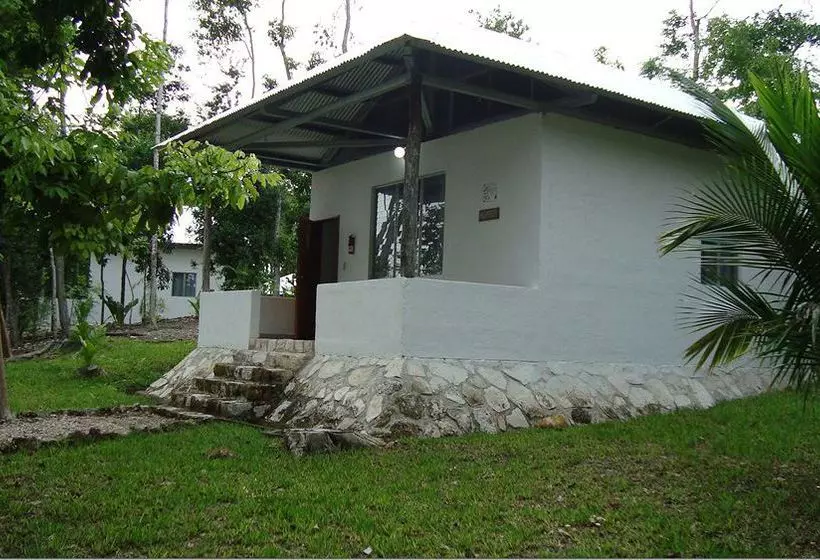 استراحتگاه Maya Zacpetén Jungle Lodge