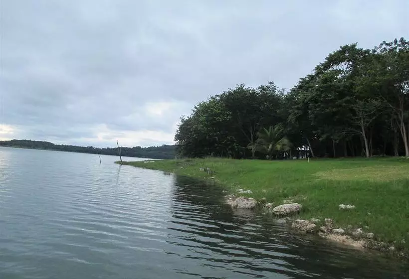 استراحتگاه Maya Zacpetén Jungle Lodge