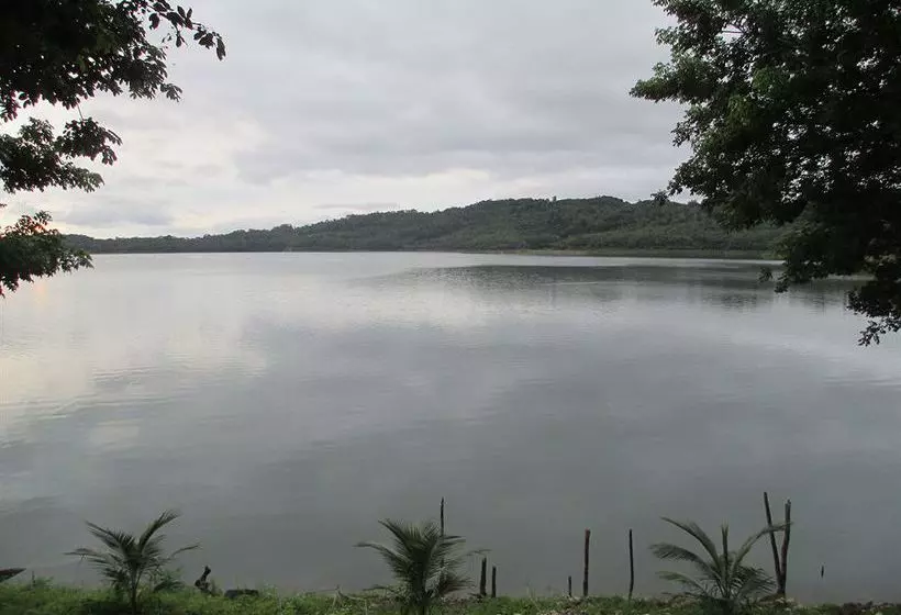 استراحتگاه Maya Zacpetén Jungle Lodge