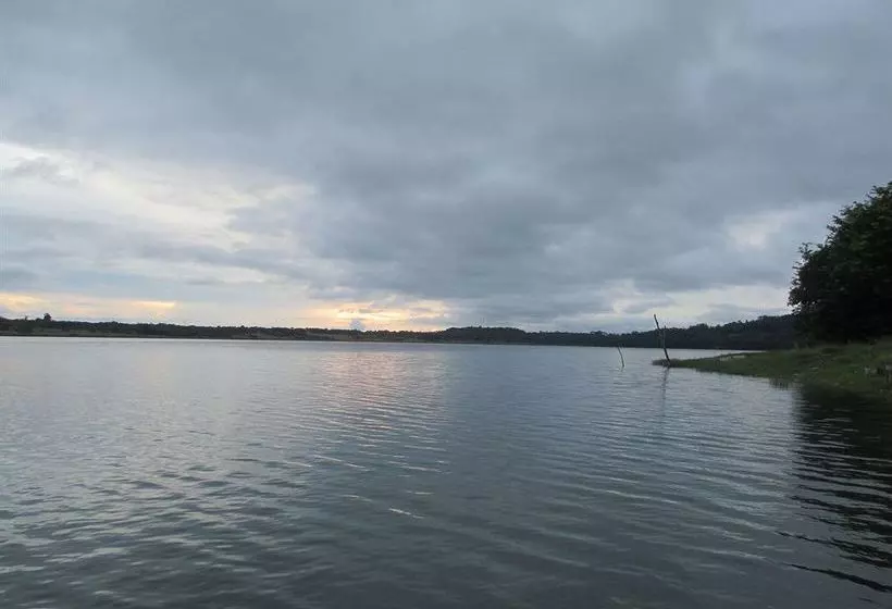 استراحتگاه Maya Zacpetén Jungle Lodge