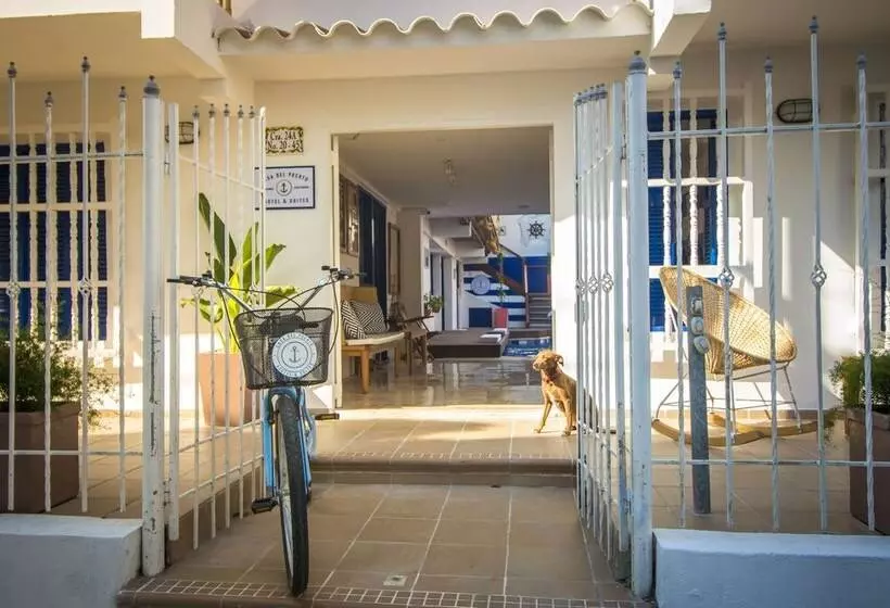 Casa Del Puerto Hostel & Suites