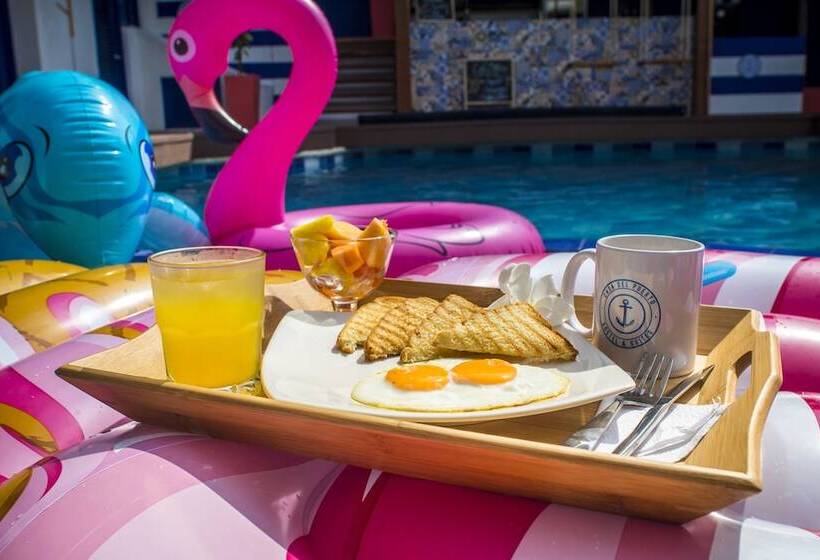 Casa Del Puerto Hostel & Suites