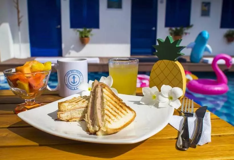 Casa Del Puerto Hostel & Suites