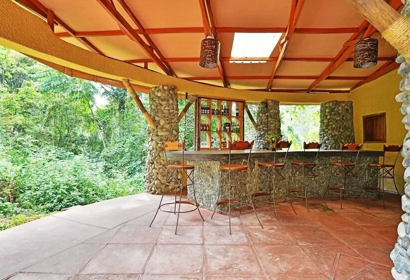 هتل Equator Snow Geo Lodge