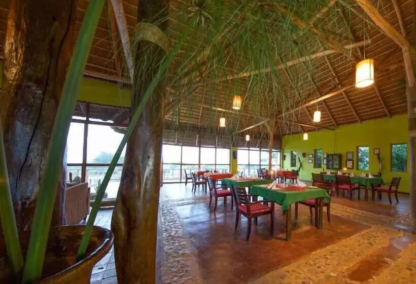 هتل Ihamba Lakeside Safari Lodge