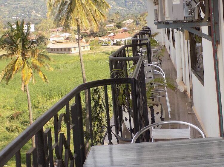 בית מלון כפרי Machare British