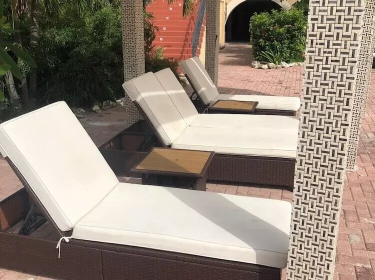 هتل Savana At Porto Cupecoy Marina