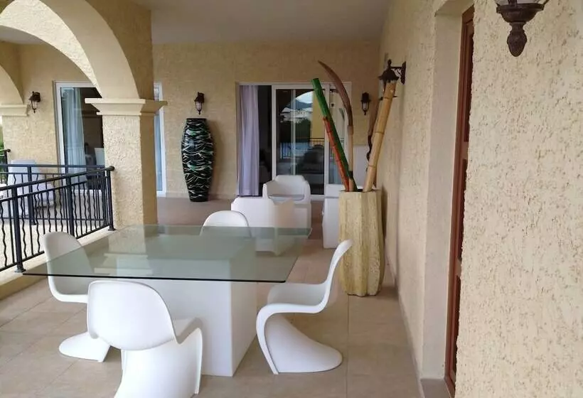 هتل Savana At Porto Cupecoy Marina