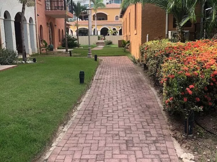 هتل Savana At Porto Cupecoy Marina