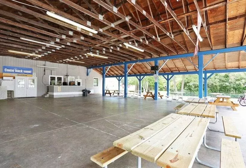 Hotelli Tuxbury Pond Rv Resort