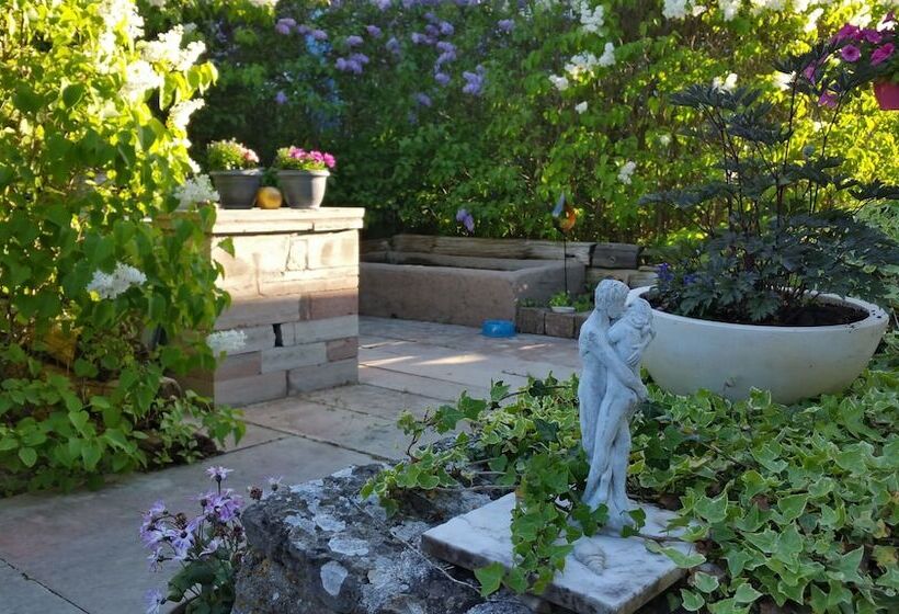 Som Hemma Gardscafe Bed & Breakfast