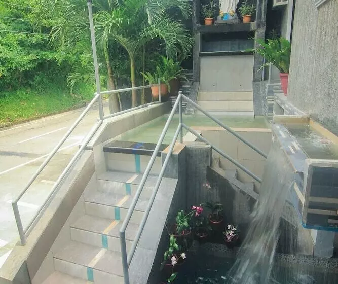 ホテル 247 Balikbayan Fun Resort