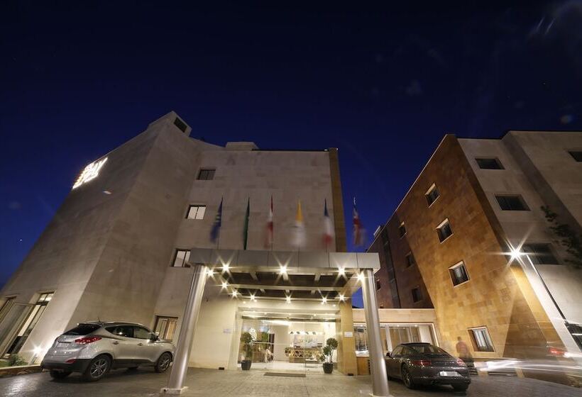 The Ray Hotel And Studios