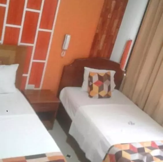 ホテル Hospedaje Piolin